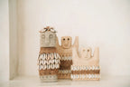 Stenen beeld zandsteen handgesneden Sumbasteen #28 M, naturel met schelpen en touw – 4 x 8 x 14 cm