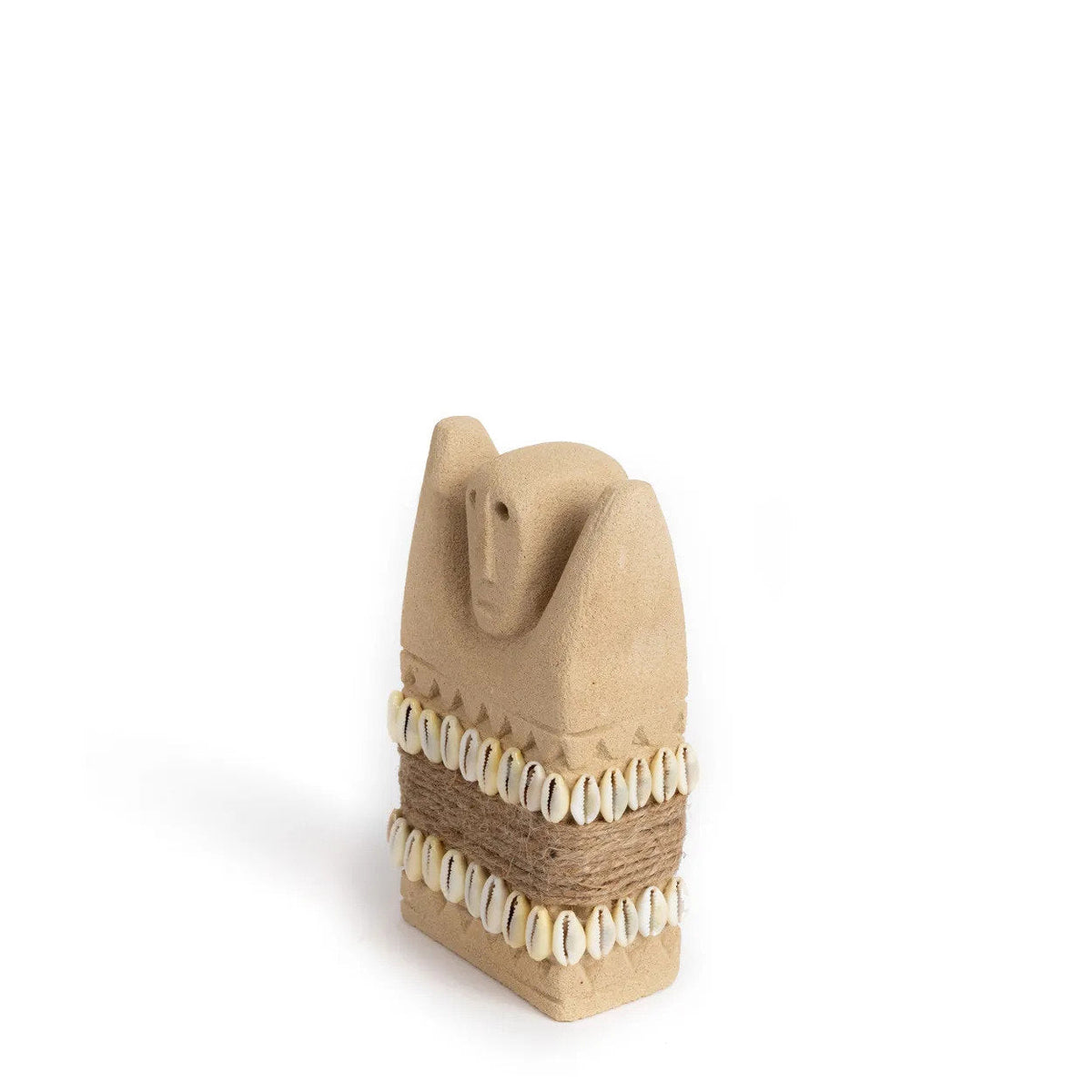 Stenen beeld zandsteen handgesneden Sumbasteen #28 M, naturel met schelpen en touw – 4 x 8 x 14 cm