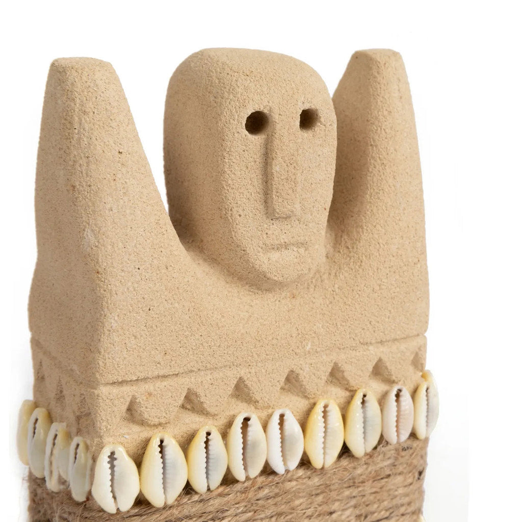 Stenen beeld zandsteen handgesneden Sumbasteen #28 M, naturel met schelpen en touw – 4 x 8 x 14 cm