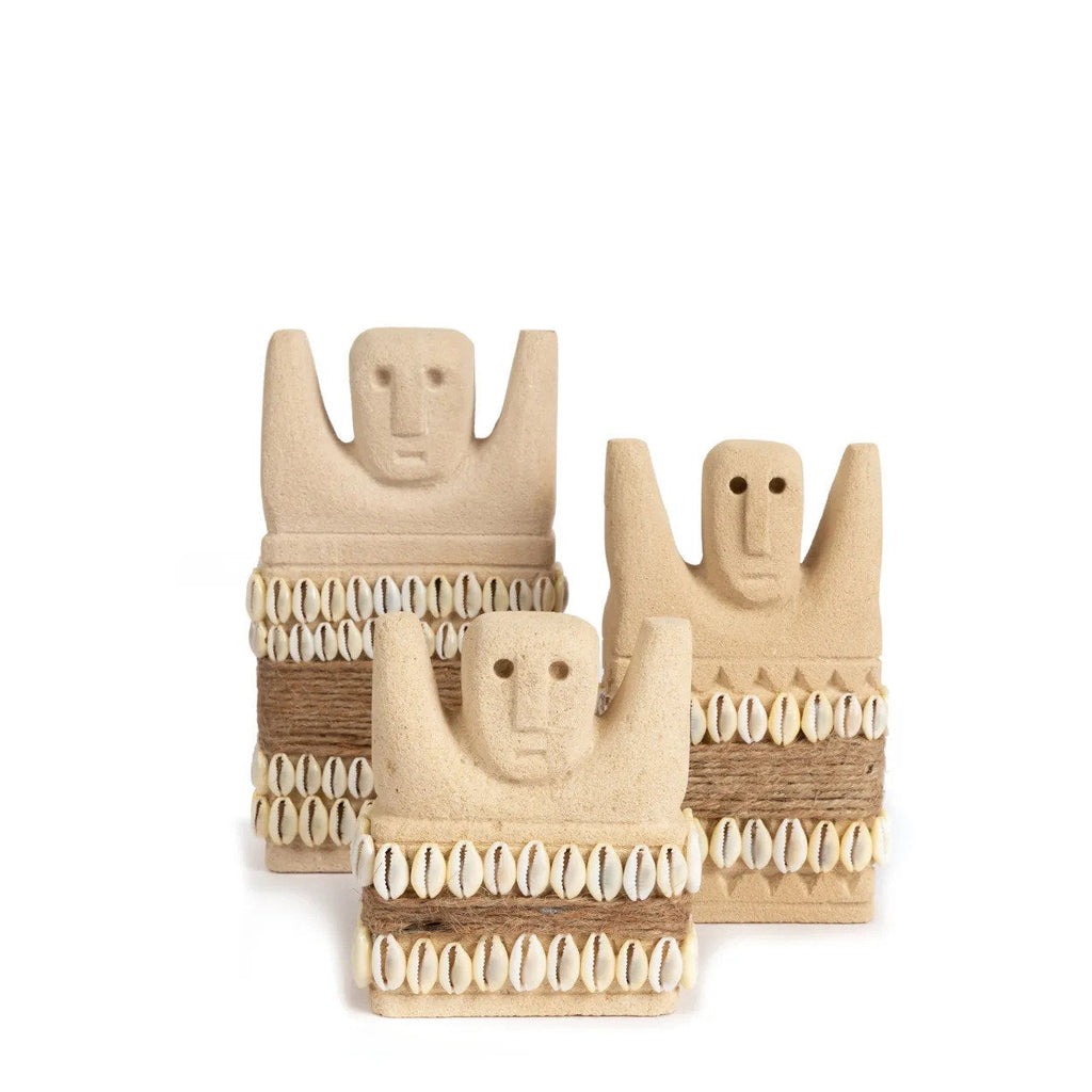 Stenen beeld zandsteen handgesneden Sumbasteen #28 M, naturel met schelpen en touw – 4 x 8 x 14 cm