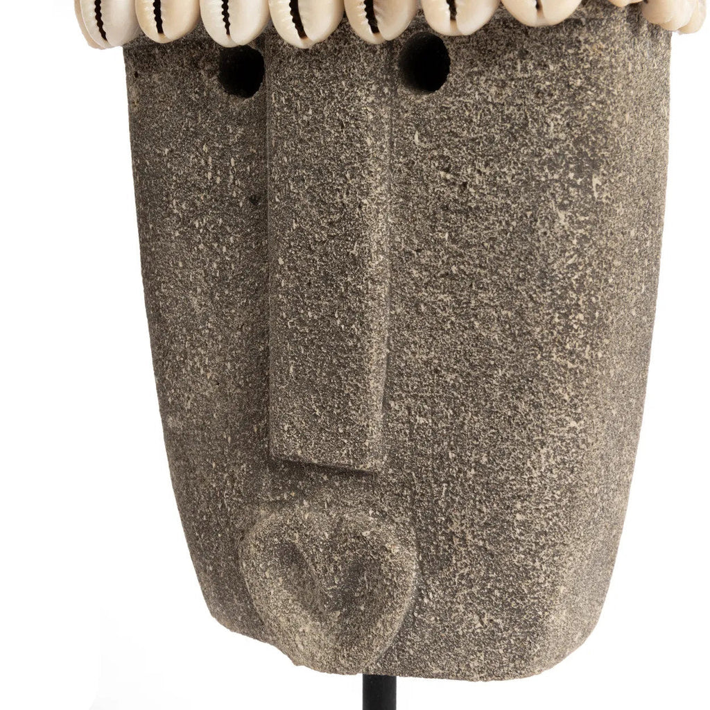 Stenen beeld zandsteen Sumba nr. 32 op standaard, grijs, handgesneden – 5 x 10 x 32 cm