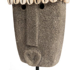 Stenen beeld zandsteen Sumba nr. 32 op standaard, grijs, handgesneden – 5 x 10 x 32 cm