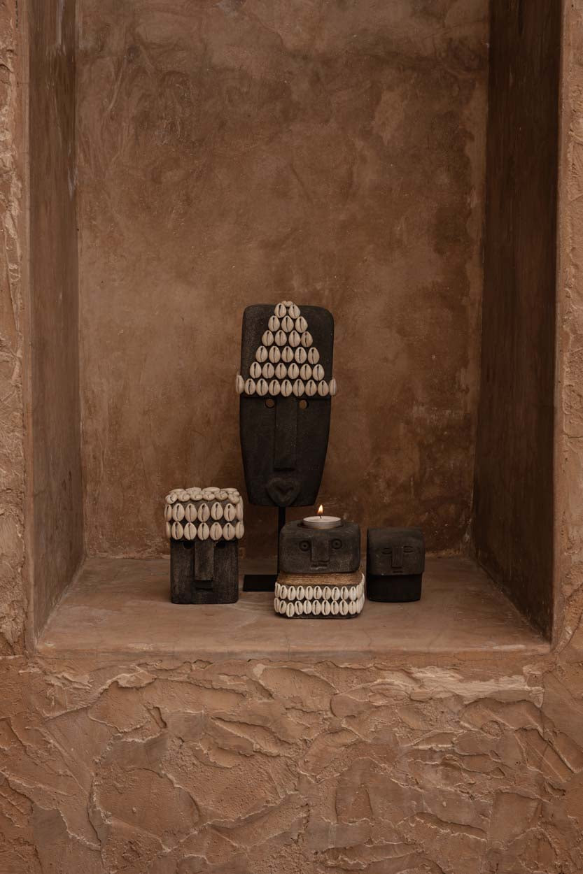 Stenen beeld zandsteen Sumba nr. 32 op standaard, grijs, handgesneden – 5 x 10 x 32 cm