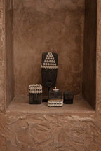 Stenen beeld zandsteen Sumba nr. 32 op standaard, grijs, handgesneden – 5 x 10 x 32 cm