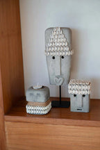 Stenen beeld zandsteen Sumba nr. 32 op standaard, grijs, handgesneden – 5 x 10 x 32 cm