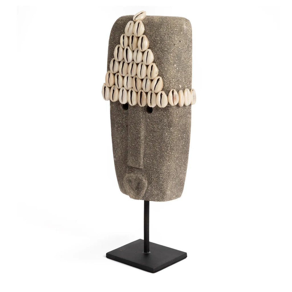Stenen beeld zandsteen Sumba nr. 32 op standaard, grijs, handgesneden – 5 x 10 x 32 cm