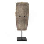 Stenen beeld zandsteen Sumba nr. 32 op standaard, grijs, handgesneden – 5 x 10 x 32 cm