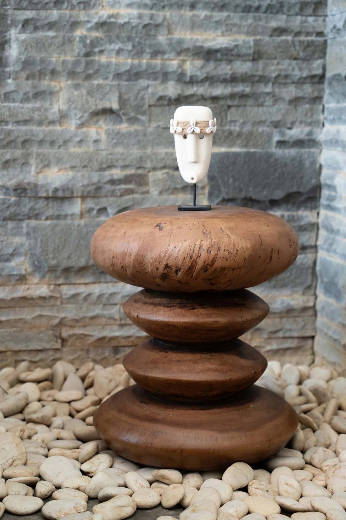 Decoratief beeld zandsteen Sumbasteen #34 met schelpen op voet, naturel – 19 x 5 x 6 cm