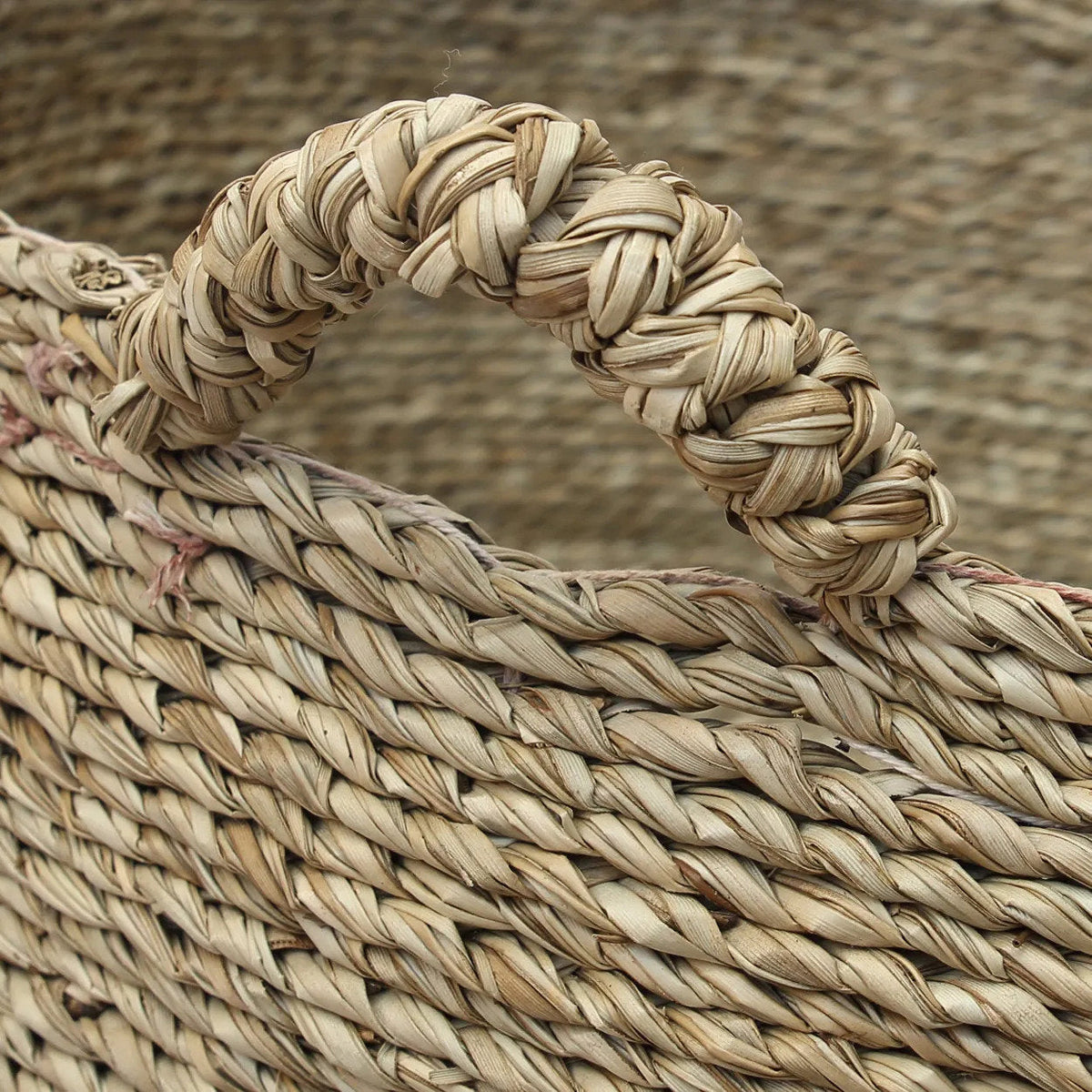 Mand zeegras Quatre Mains naturel, Ø 45 x 22 cm, handgeweven met vier handvaten