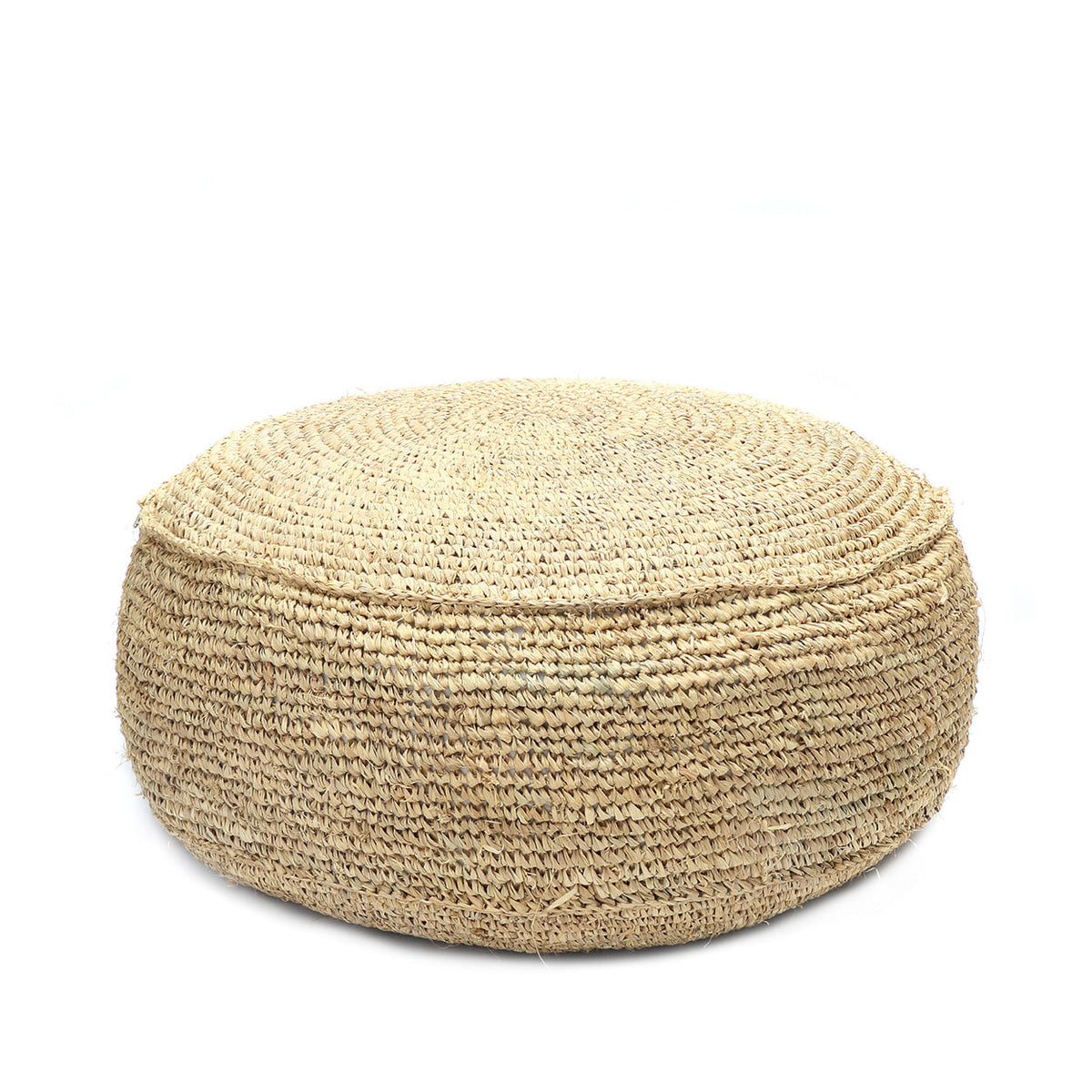 Ronde gevlochten poef van naturel raffia op een witte achtergrond