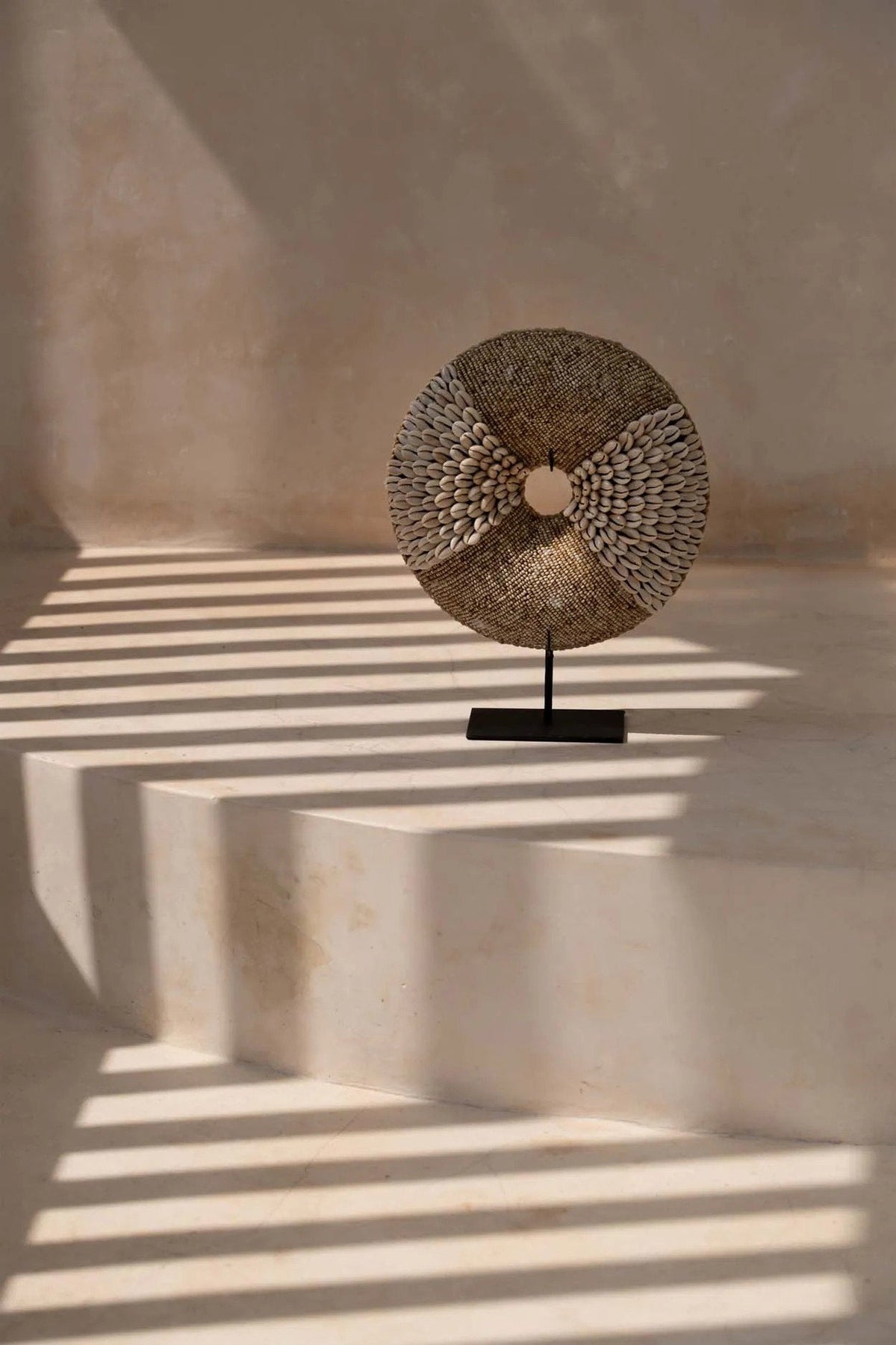Decoratieobject schelpen op standaard, naturel wit, handgemaakt met ijzeren voet – 24 x 7 x 30 cm