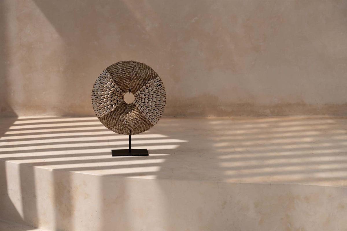 Decoratieobject schelpen op standaard, naturel wit, handgemaakt met ijzeren voet – 24 x 7 x 30 cm
