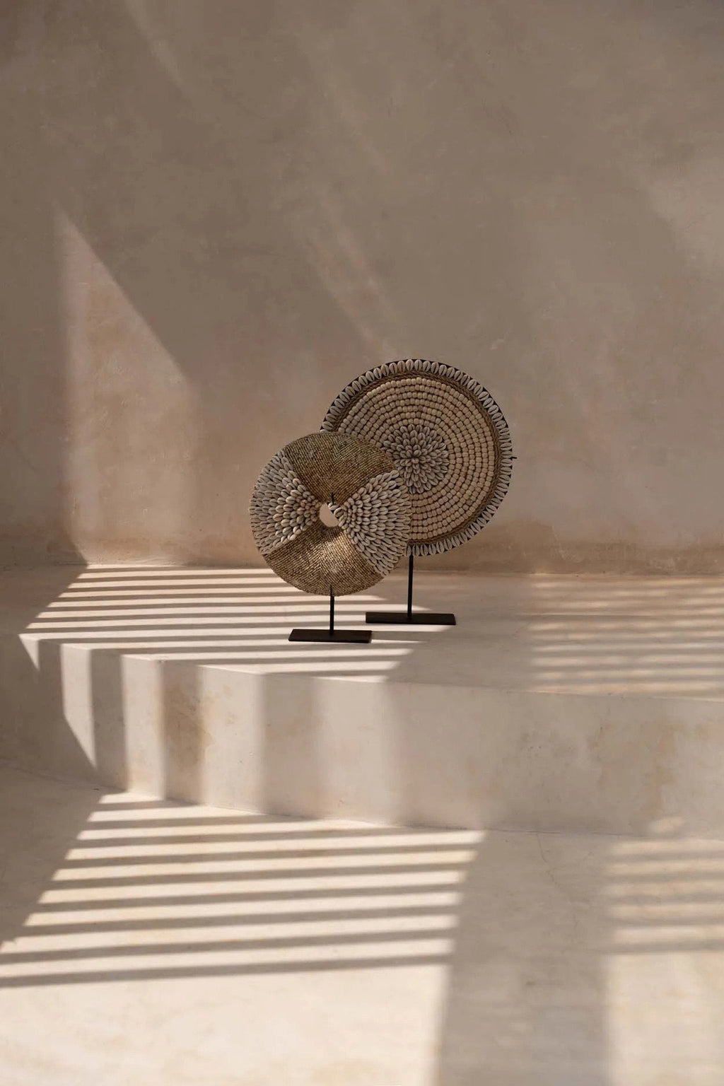 Decoratieobject schelpen op standaard, naturel wit, handgemaakt met ijzeren voet – 24 x 7 x 30 cm