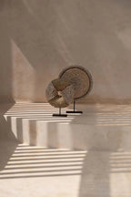 Decoratieobject schelpen op standaard, naturel wit, handgemaakt met ijzeren voet – 24 x 7 x 30 cm