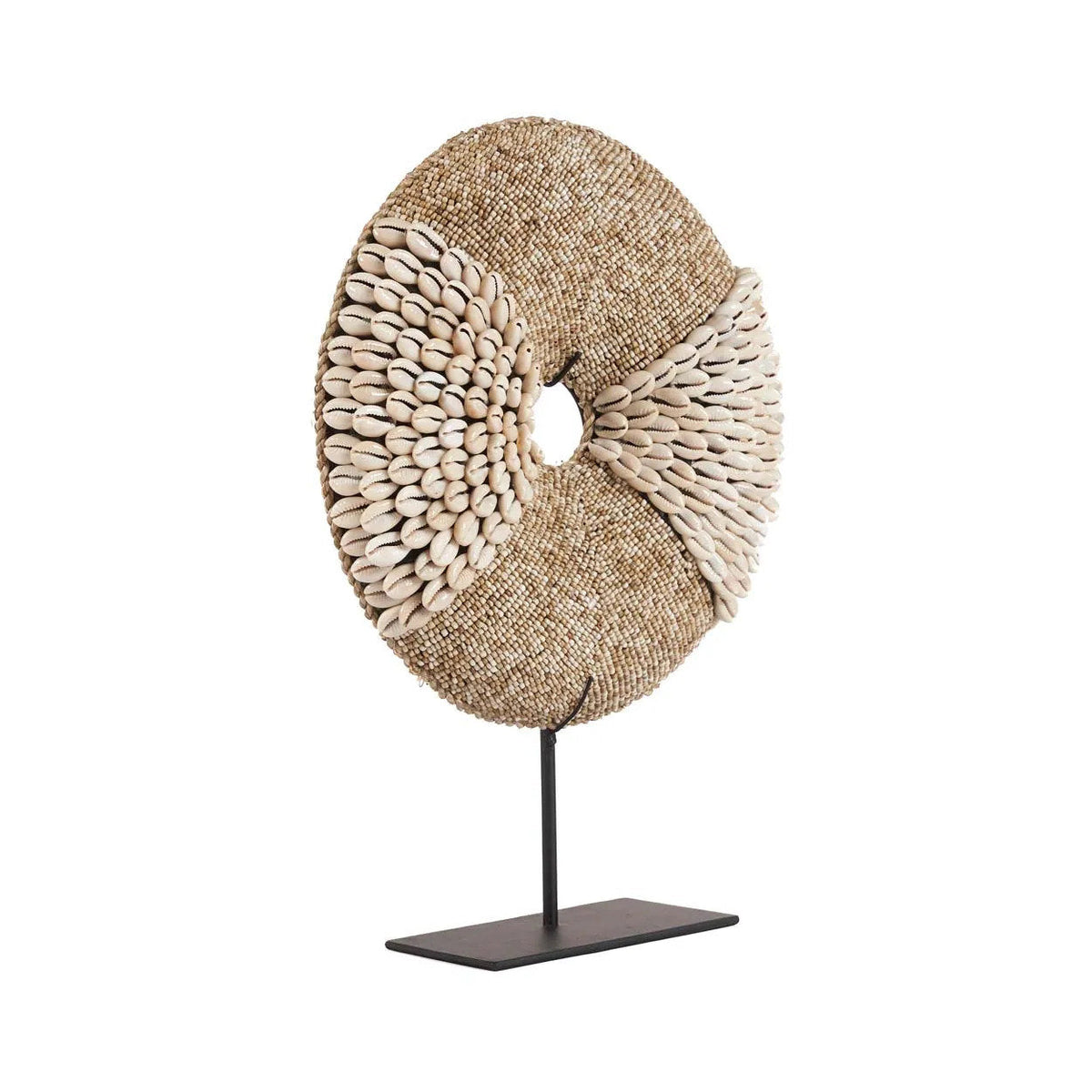 Decoratieobject schelpen op standaard, naturel wit, handgemaakt met ijzeren voet – 24 x 7 x 30 cm
