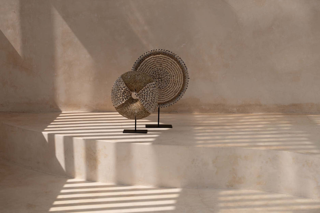 Decoratieobject schelpen op standaard, naturel wit, handgemaakt met ijzeren voet – 24 x 7 x 30 cm