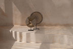 Decoratieobject schelpen op standaard, naturel wit, handgemaakt met ijzeren voet – 24 x 7 x 30 cm