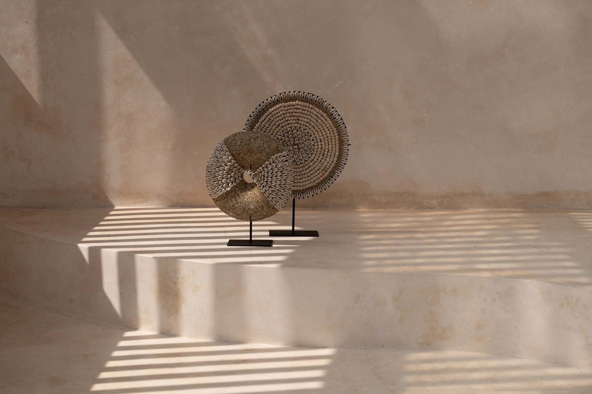 Decoratieobject schelpen op standaard, naturel wit, handgemaakt met ijzeren voet – 24 x 7 x 30 cm