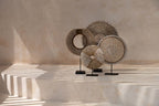 Decoratieobject schelpen op standaard, naturel wit, handgemaakt met ijzeren voet – 24 x 7 x 30 cm