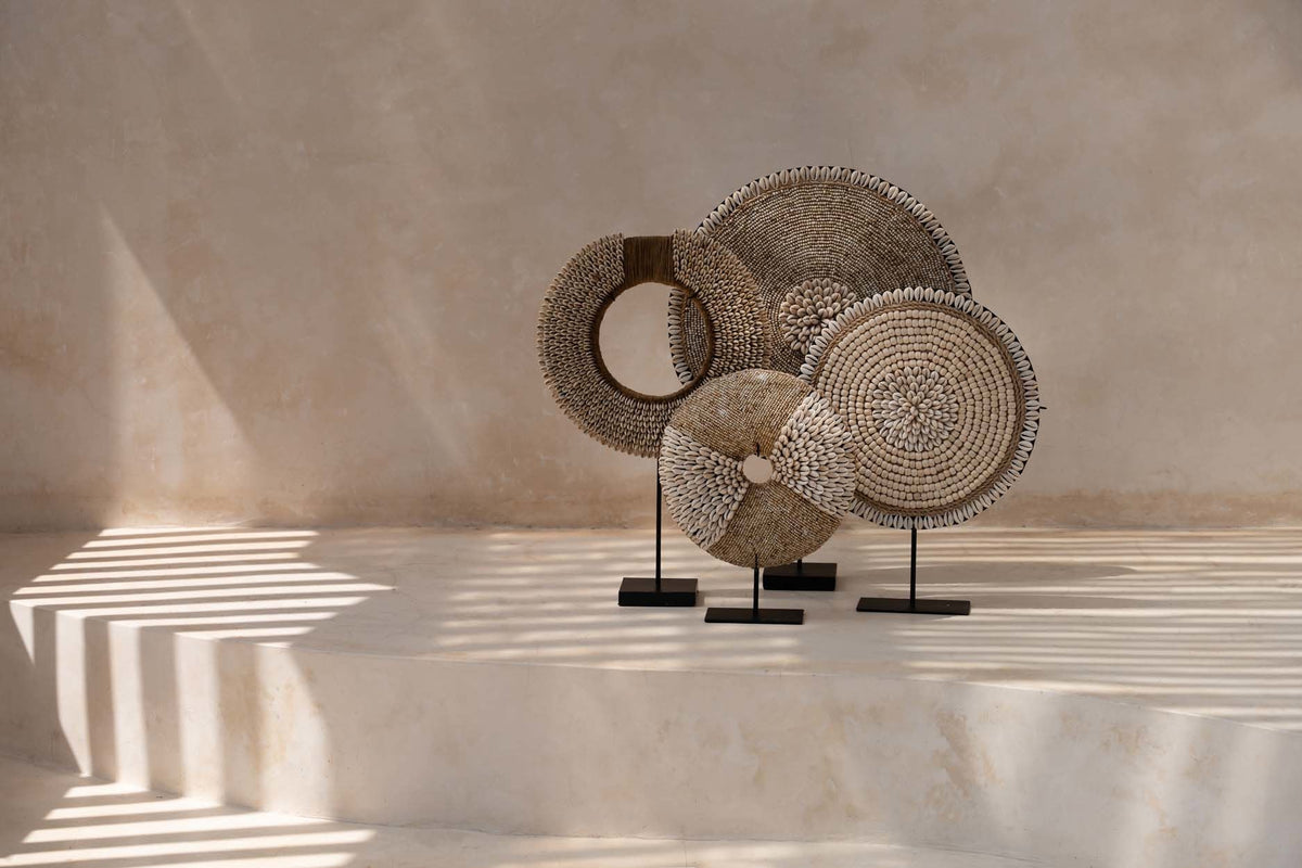 Decoratieobject schelpen op standaard, naturel wit, handgemaakt met ijzeren voet – 24 x 7 x 30 cm