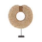 Rond decoratieobject van naturel schelpen met open middenstuk op een zwarte metalen standaard met vierkante voet