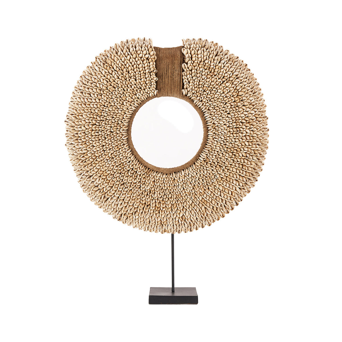 Rond decoratieobject van naturel schelpen met open middenstuk op een zwarte metalen standaard met vierkante voet
