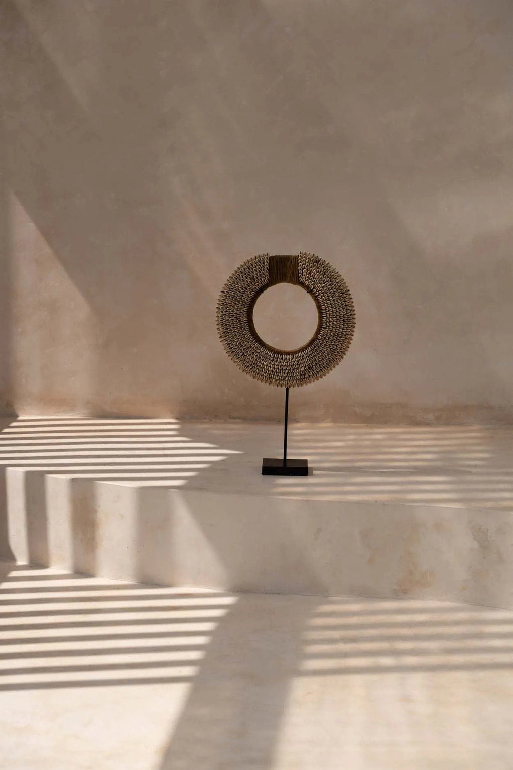 Decoratieobject schelpen op standaard Réunion, naturel – 40 x 10 x 48 cm, voor woonkamer, slaapkamer of gang