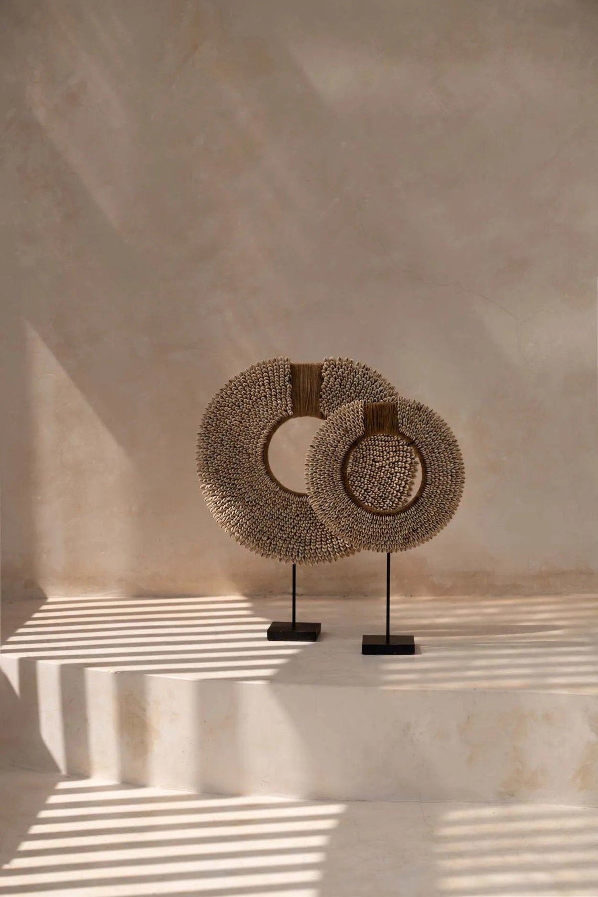 Decoratieobject schelpen op standaard Réunion, naturel – 40 x 10 x 48 cm, voor woonkamer, slaapkamer of gang