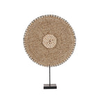 Rond decoratieobject met kralen en schelpen in naturel tinten op een zwarte standaard met vierkante voet