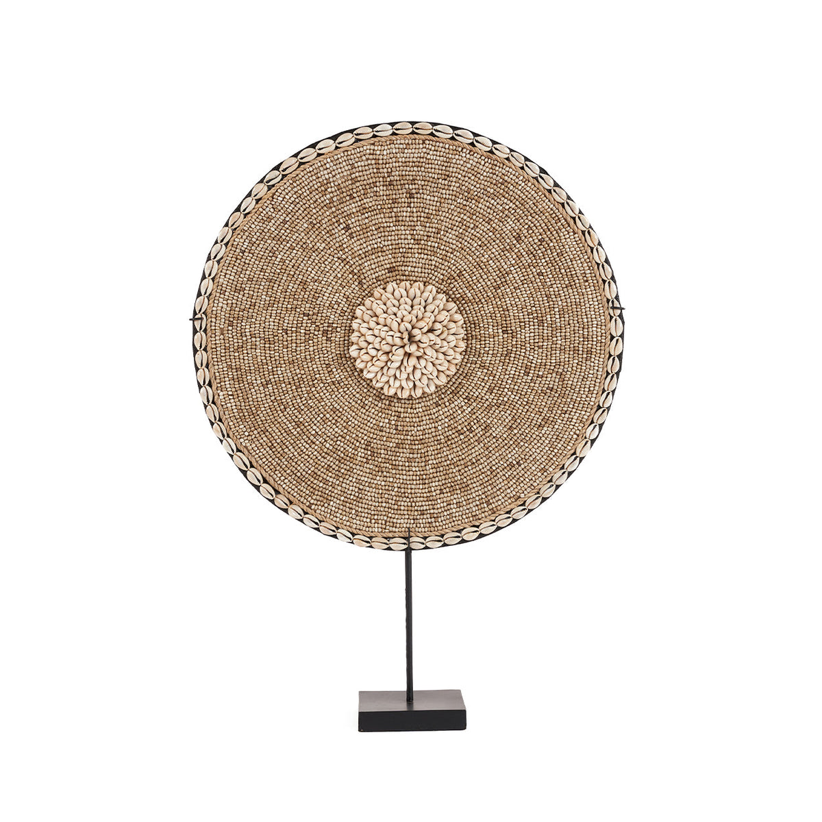 Rond decoratieobject met kralen en schelpen in naturel tinten op een zwarte standaard met vierkante voet