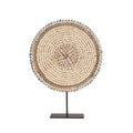 Ronde decoratieschijf van beige kralen en witte schelpen op een zwarte metalen standaard