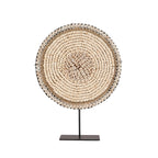 Ronde decoratieschijf van beige kralen en witte schelpen op een zwarte metalen standaard