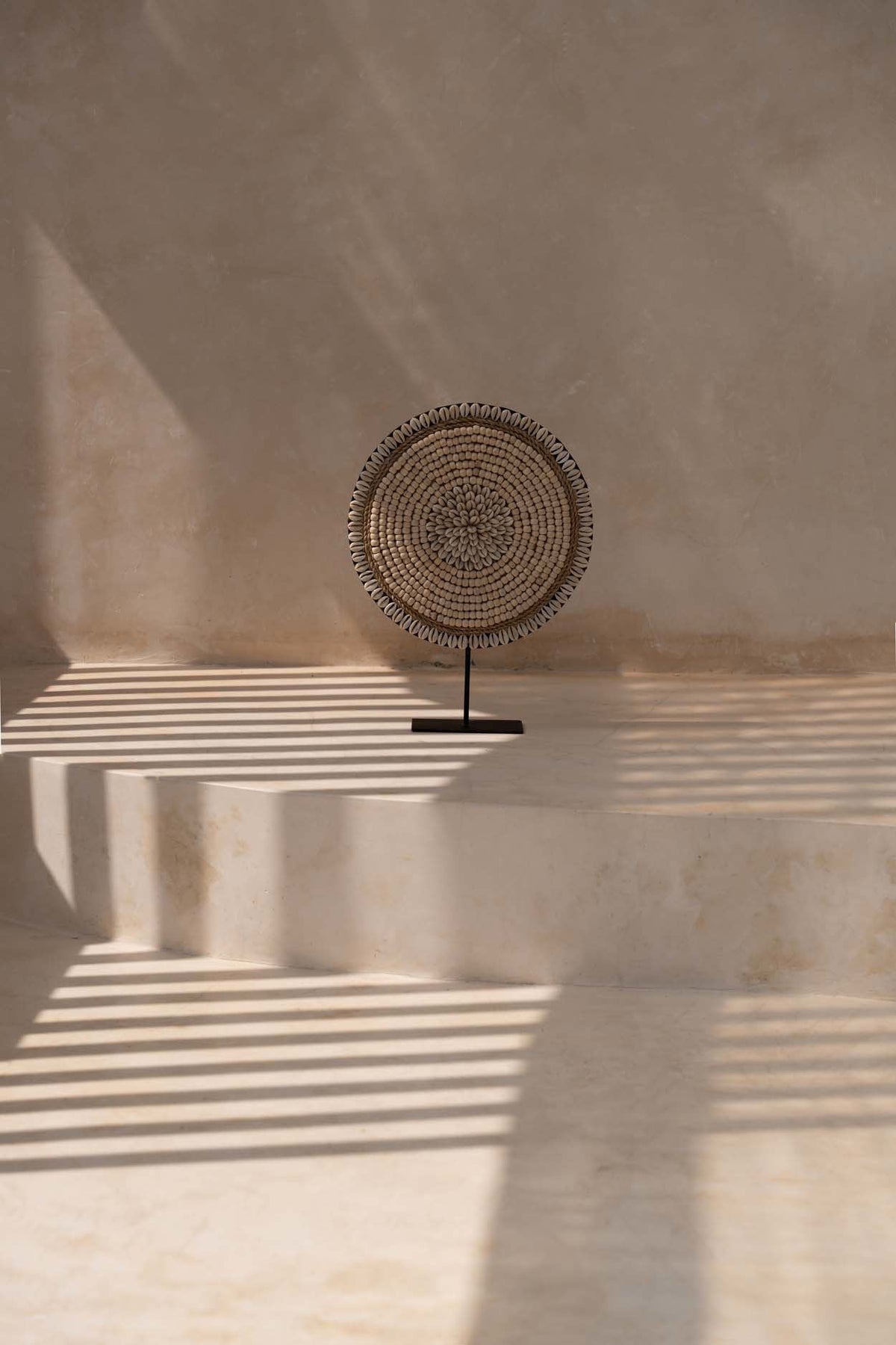 Decoratieschijf schelp op standaard Martinique, natuurlijk wit – 30 x 7 x 40 cm, handgemaakt