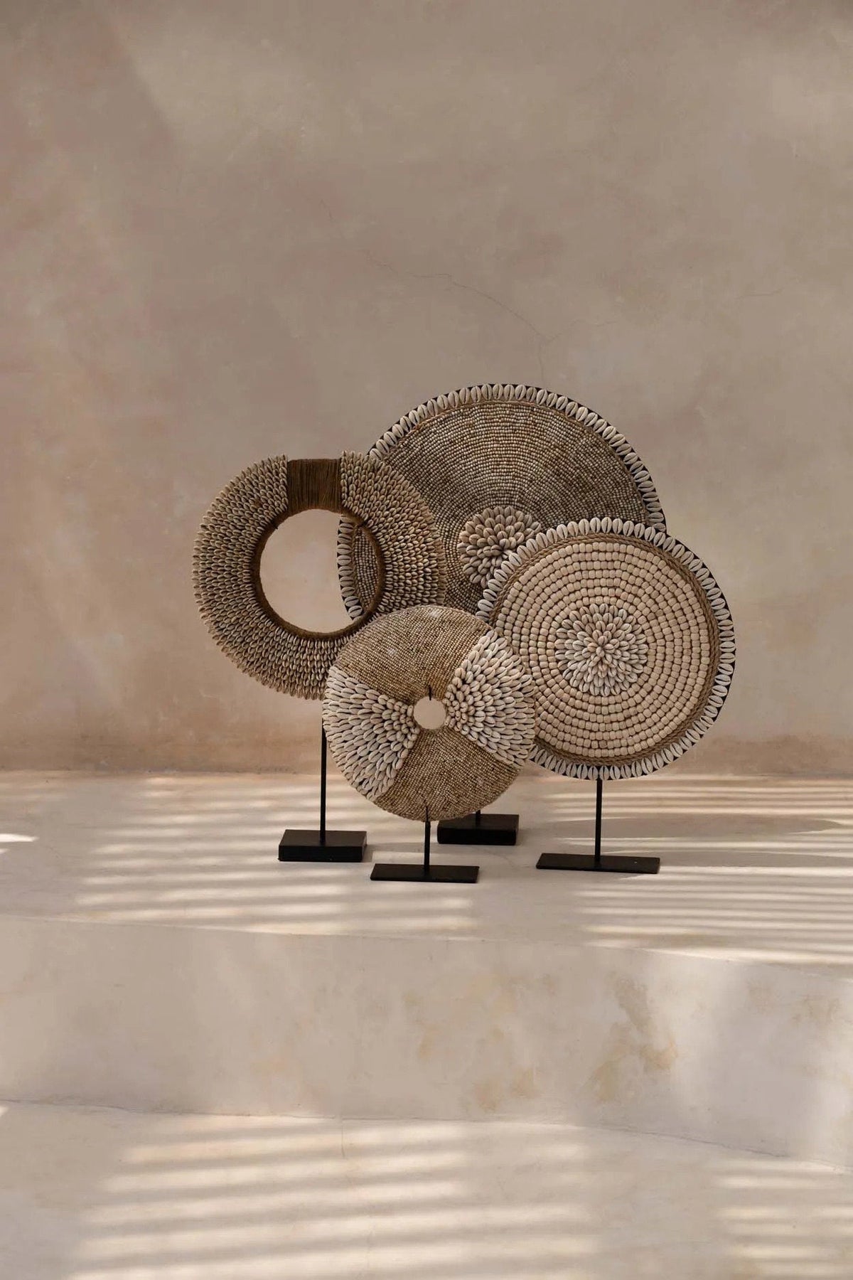Decoratieschijf schelp op standaard Martinique, natuurlijk wit – 30 x 7 x 40 cm, handgemaakt
