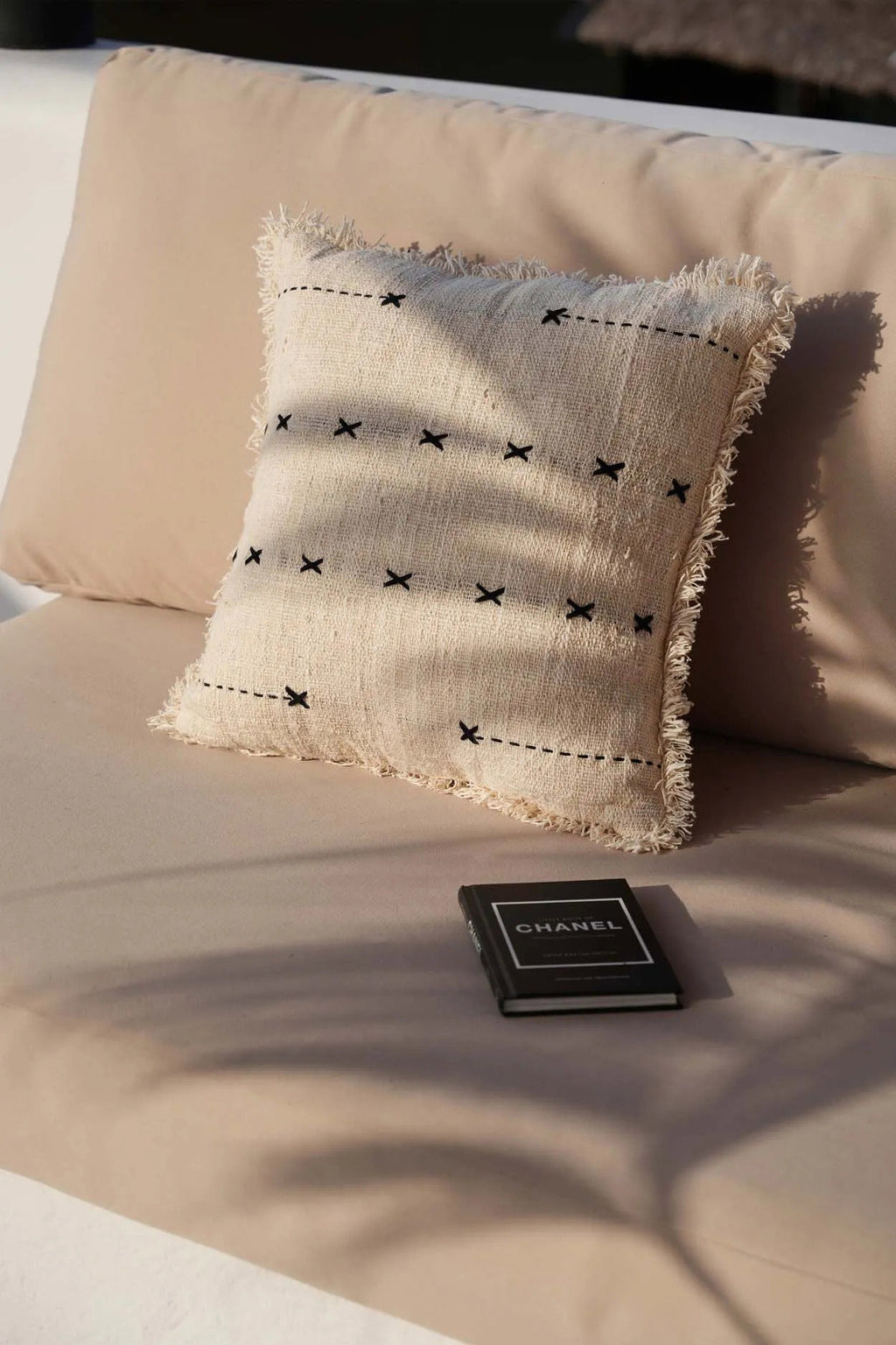 Kussenhoes katoen boho The French Kiss naturel met zwarte stiksels 50 x 50 cm, woonkamer en slaapkamer