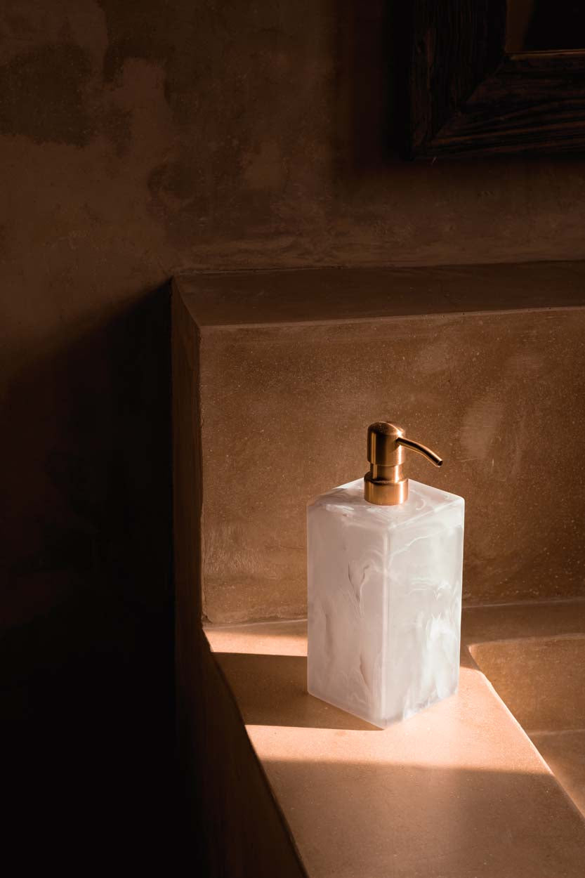 Zeepdispenser hars roze-wit met goudkleurige pomp, vierkant model 8 x 8 x 21 cm voor badkamer en keuken