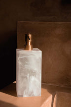 Zeepdispenser hars roze-wit met goudkleurige pomp, vierkant model 8 x 8 x 21 cm voor badkamer en keuken