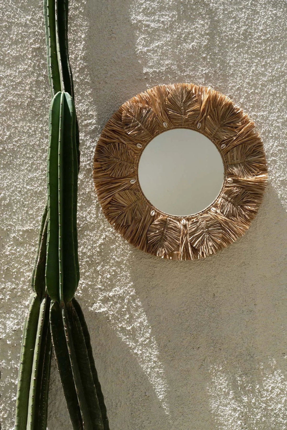Spiegel rond raffia Palmboom naturel Ø 60 cm, handgemaakt met cowrie-schelpen voor woonkamer, slaapkamer of hal