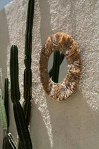 Spiegel rond raffia Palmboom naturel Ø 60 cm, handgemaakt met cowrie-schelpen voor woonkamer, slaapkamer of hal
