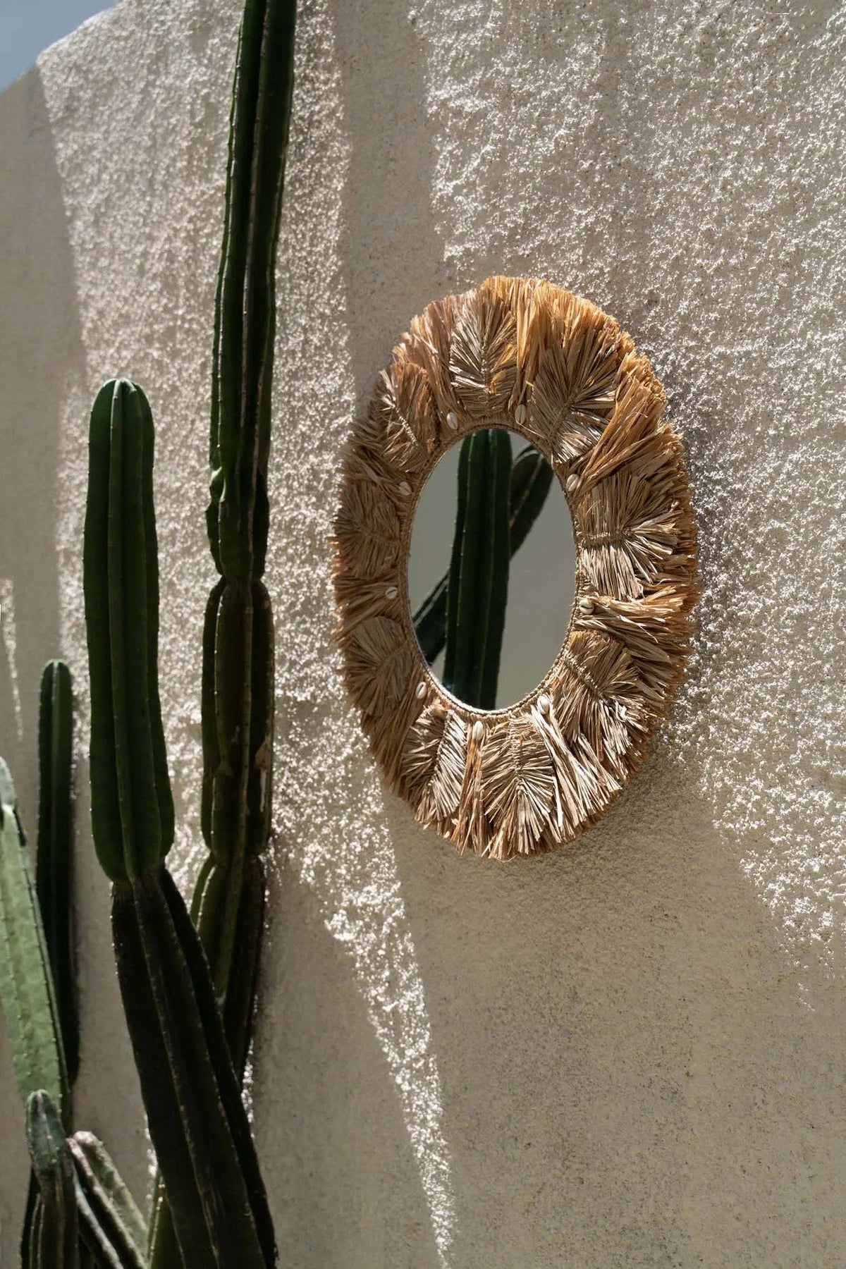 Spiegel rond raffia Palmboom naturel Ø 60 cm, handgemaakt met cowrie-schelpen voor woonkamer, slaapkamer of hal