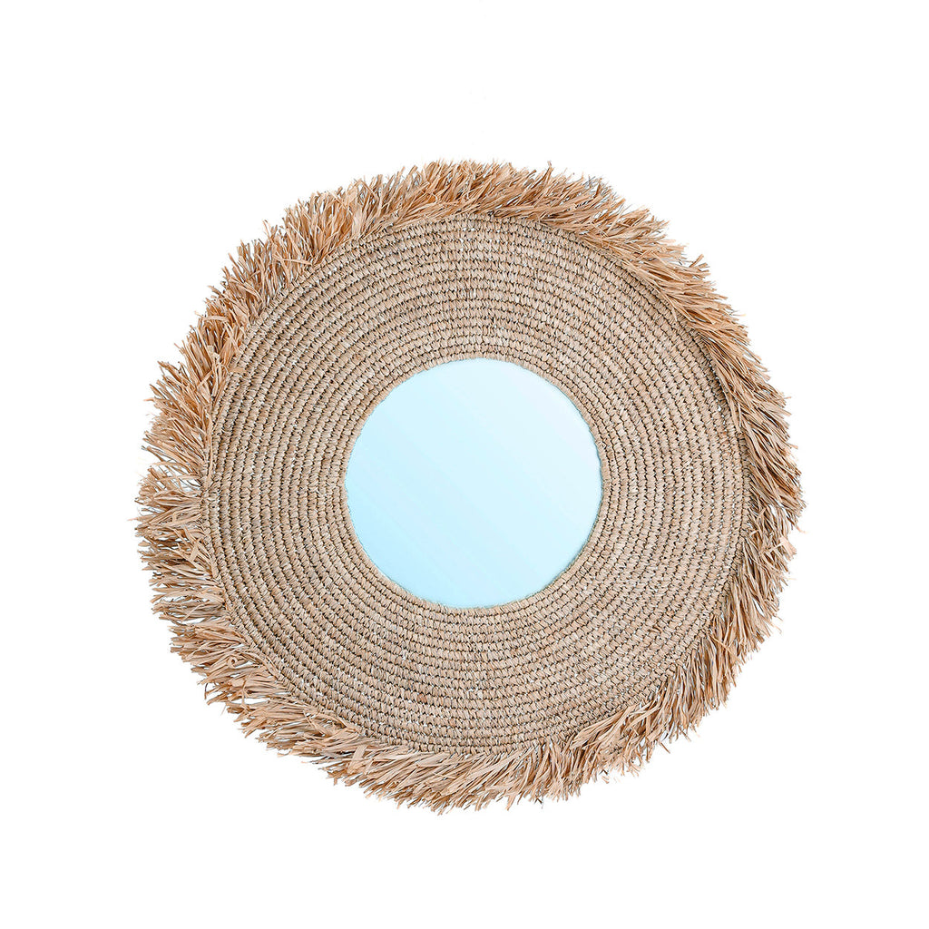 Ronde spiegel met brede gevlochten raffia rand en franjes in naturel op een witte achtergrond