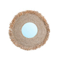 Ronde spiegel met brede gevlochten raffia rand en franjes in naturel op een witte achtergrond