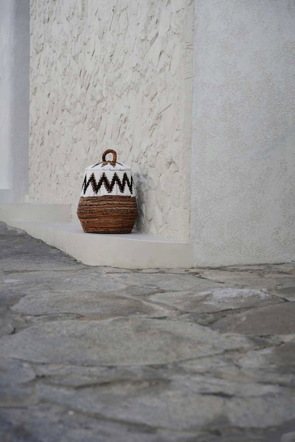 Mand met deksel bananenblad naturel wit met zwart zigzagpatroon, 27 x 27 x 40 cm, woonkamer