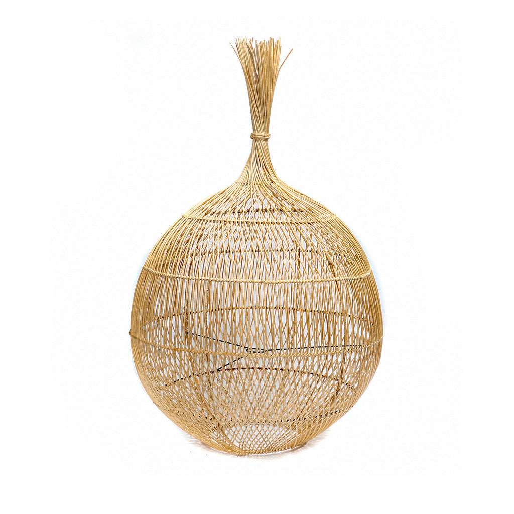 Ronde hanglamp van naturel rotan met open vlechtwerk en een gebundeld uiteinde bovenaan