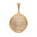 Ronde hanglamp van naturel rotan met open vlechtwerk en een gebundeld uiteinde bovenaan