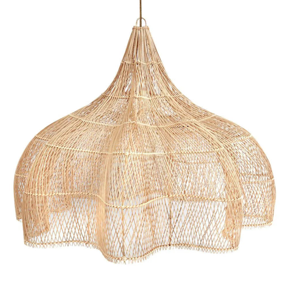 Grote naturel hanglamp van handgeweven rotan met golvende rand en taps toelopende top