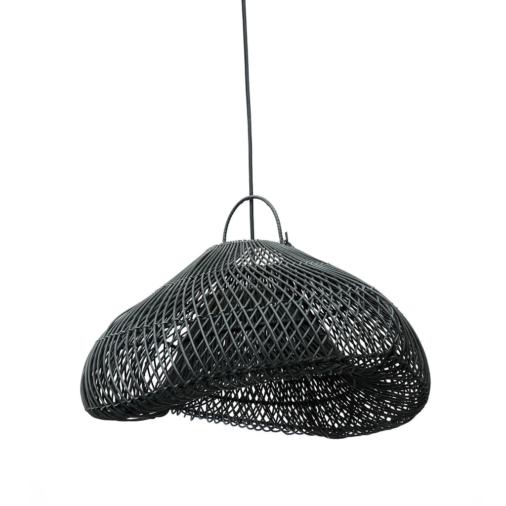 Zwarte hanglamp met handgevlochten rotan kap in organische wolkvorm, hangend aan een zwart snoer