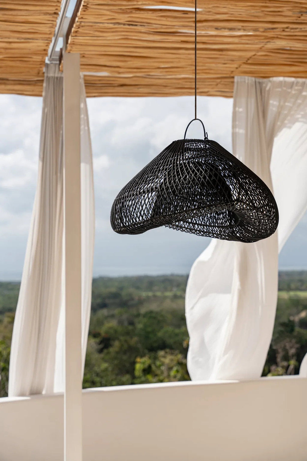 Hanglamp rotan handgevlochten The Cloud zwart, M – Ø 60 x 35 cm voor slaapkamer en woonkamer