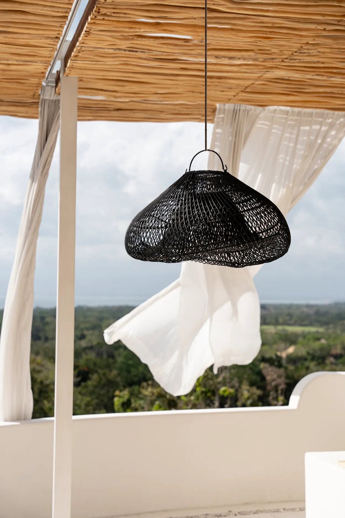 Hanglamp rotan handgevlochten The Cloud zwart, M – Ø 60 x 35 cm voor slaapkamer en woonkamer