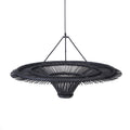 Zwarte handgeweven rotan hanglamp met brede ronde rand en driehoekig ophangframe